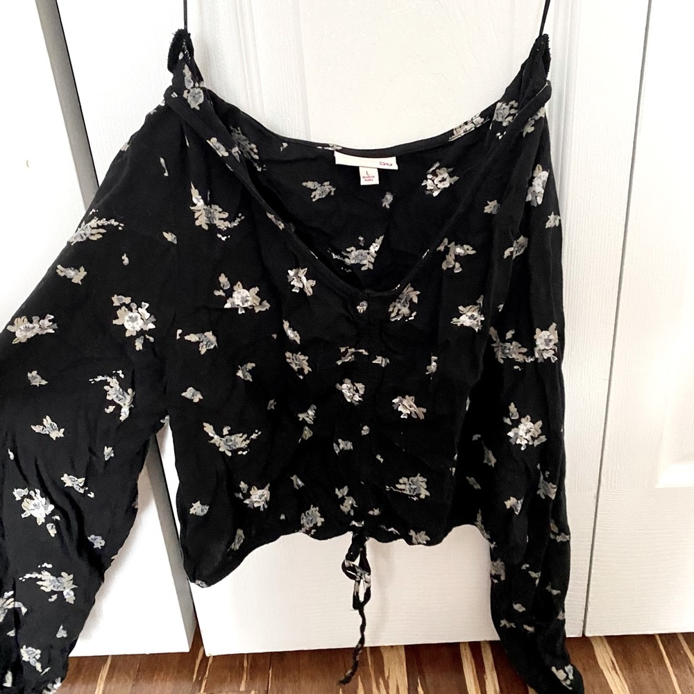 Black floral crop top blouse